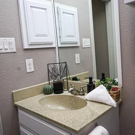 Comfy Two-Bedroom Apartment In Arlington Exterior photo