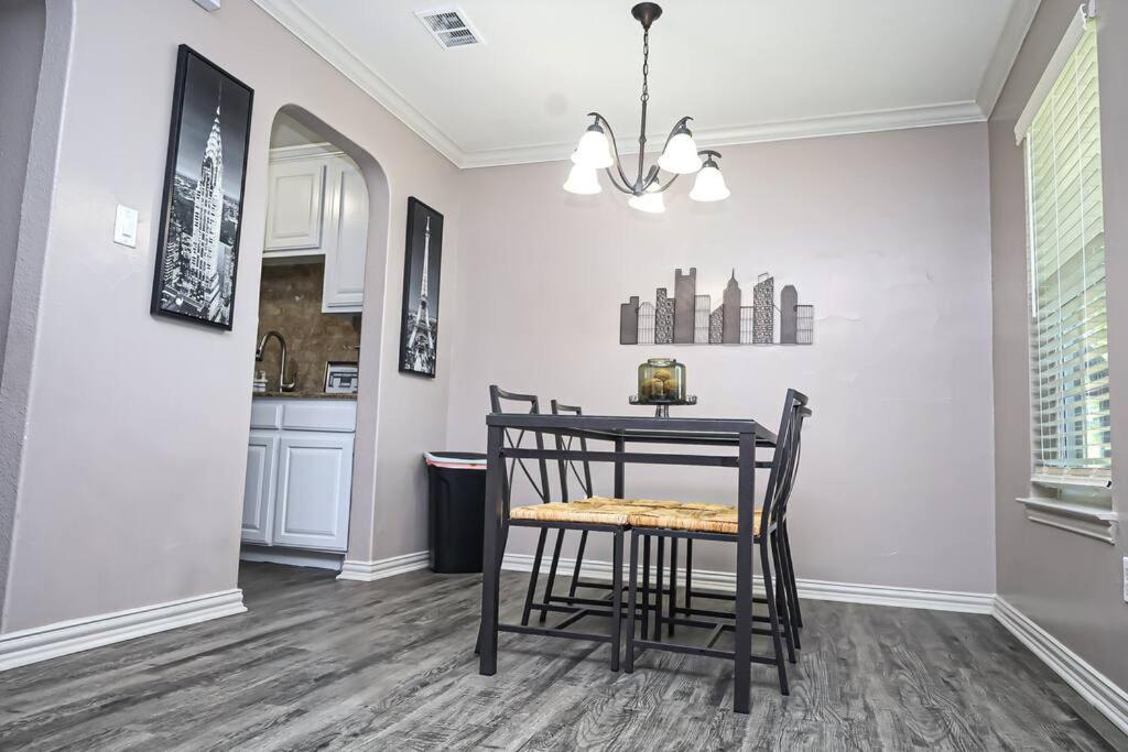 Comfy Two-bedroom In Apartment