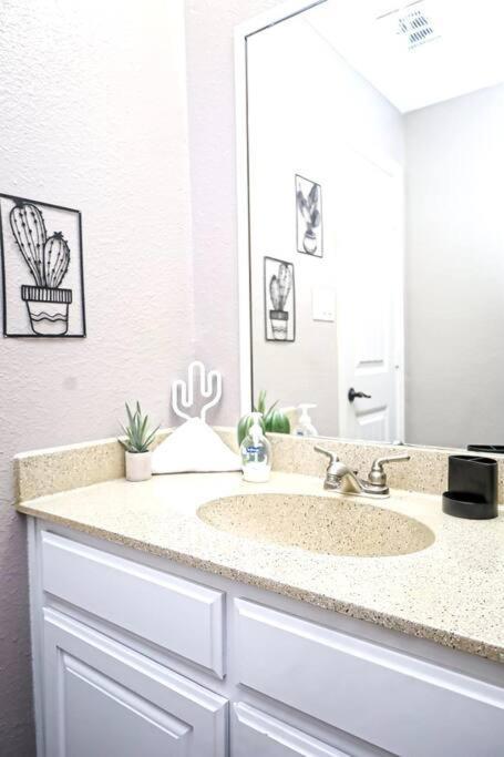 Comfy Two-bedroom In Appartement *